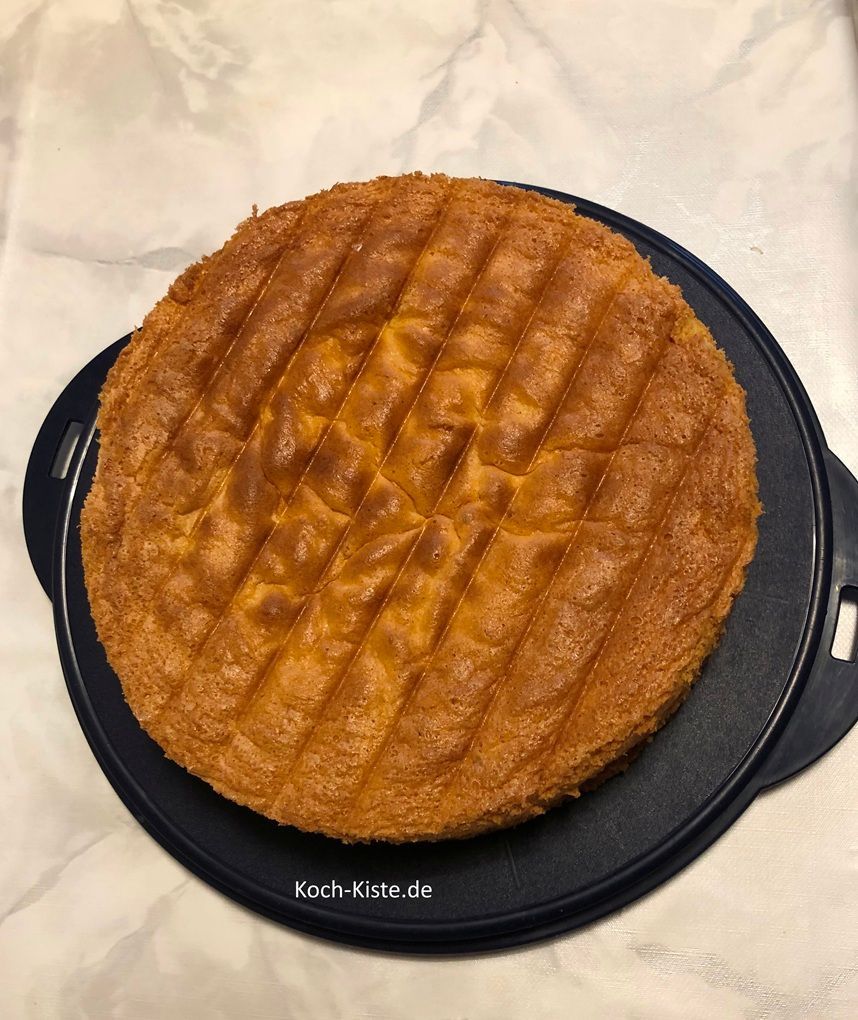 lege die Tortenplatte auf dem Tortenboden und drehe alles um 180 Grad. Jetzt hast Du den Tortenboden auf der Tortenplatte liegen.