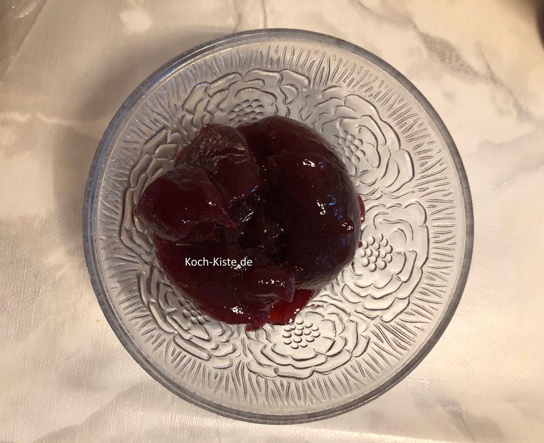 stelle die kleine Schale auf die Küchenwaage auf 0 und wiege 150 g Waldbeermarmelade ab