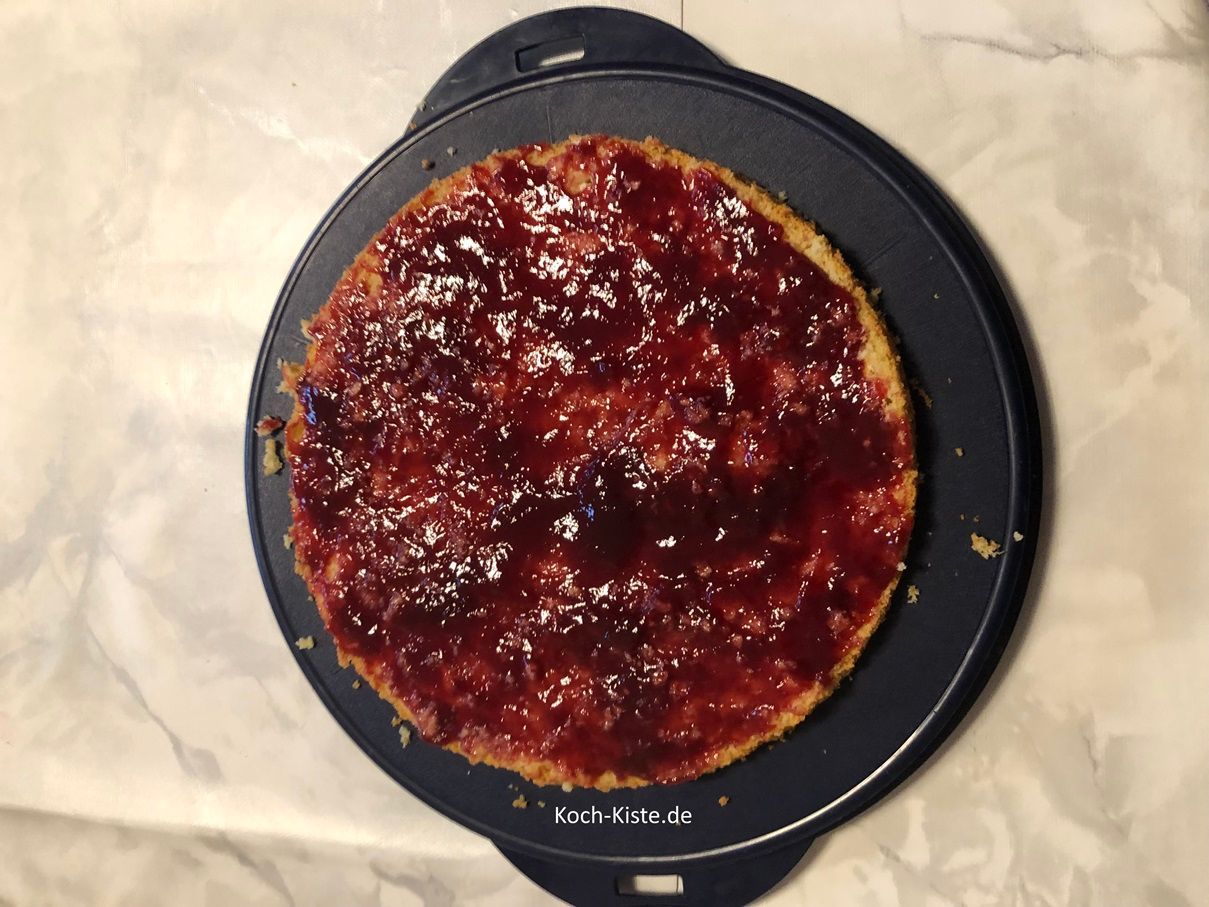 verteil mit dem Tortenspatel die Marmelade auf dem unteren Bisquittbodenteil