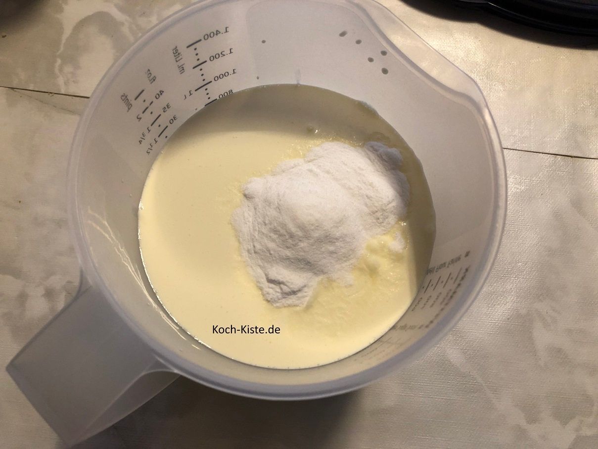 Jetzt gebe 4 Becher Sahne, 3 Packungen Sahnesteif und 4 Packungen Vanillinzucker in den Messbecher
