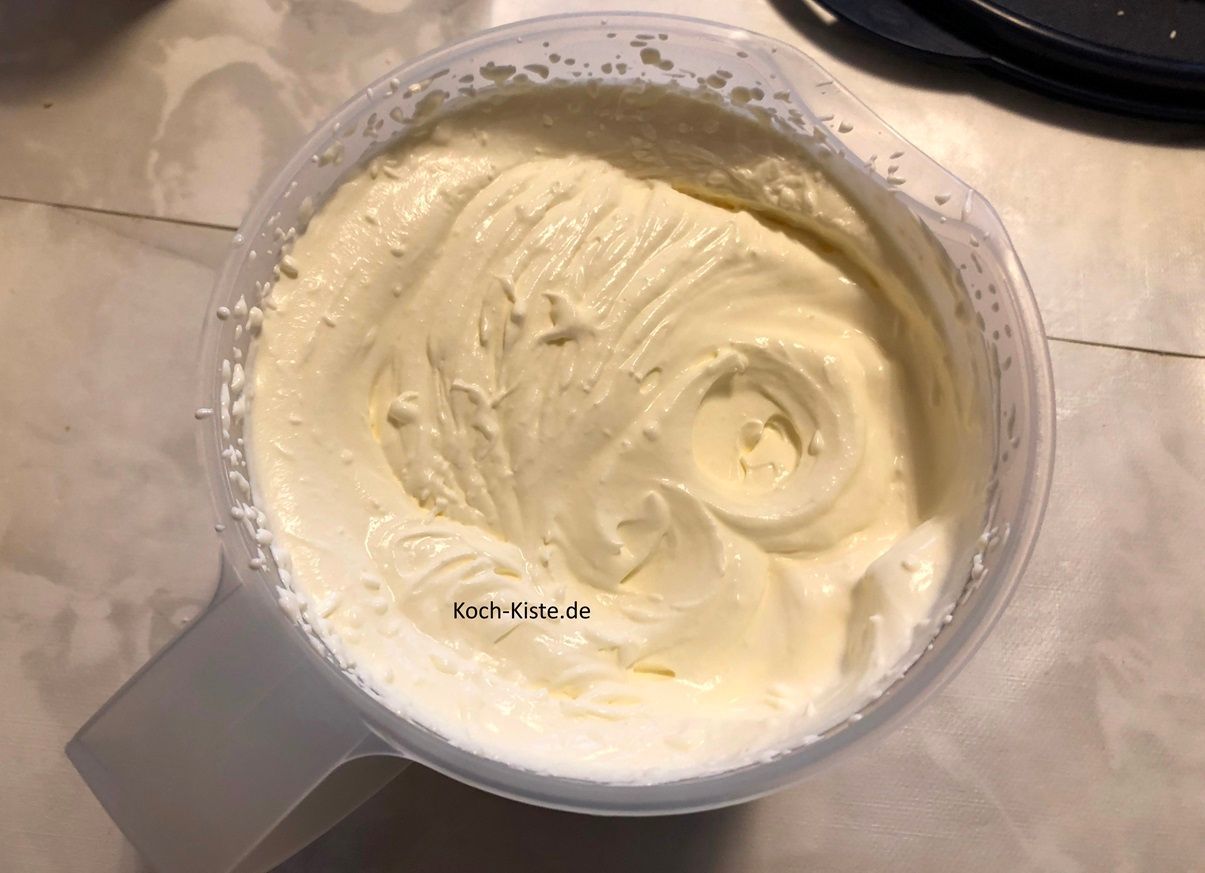 schlage mit dem Handrühgerät die Sahne steif