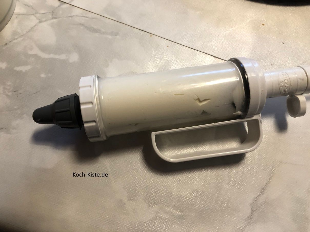 gebe 5 Esslöffel Sahne in eine Gebäckpresse oder einen Spritzbeutel. Dann lege diese in den Kühlschrank