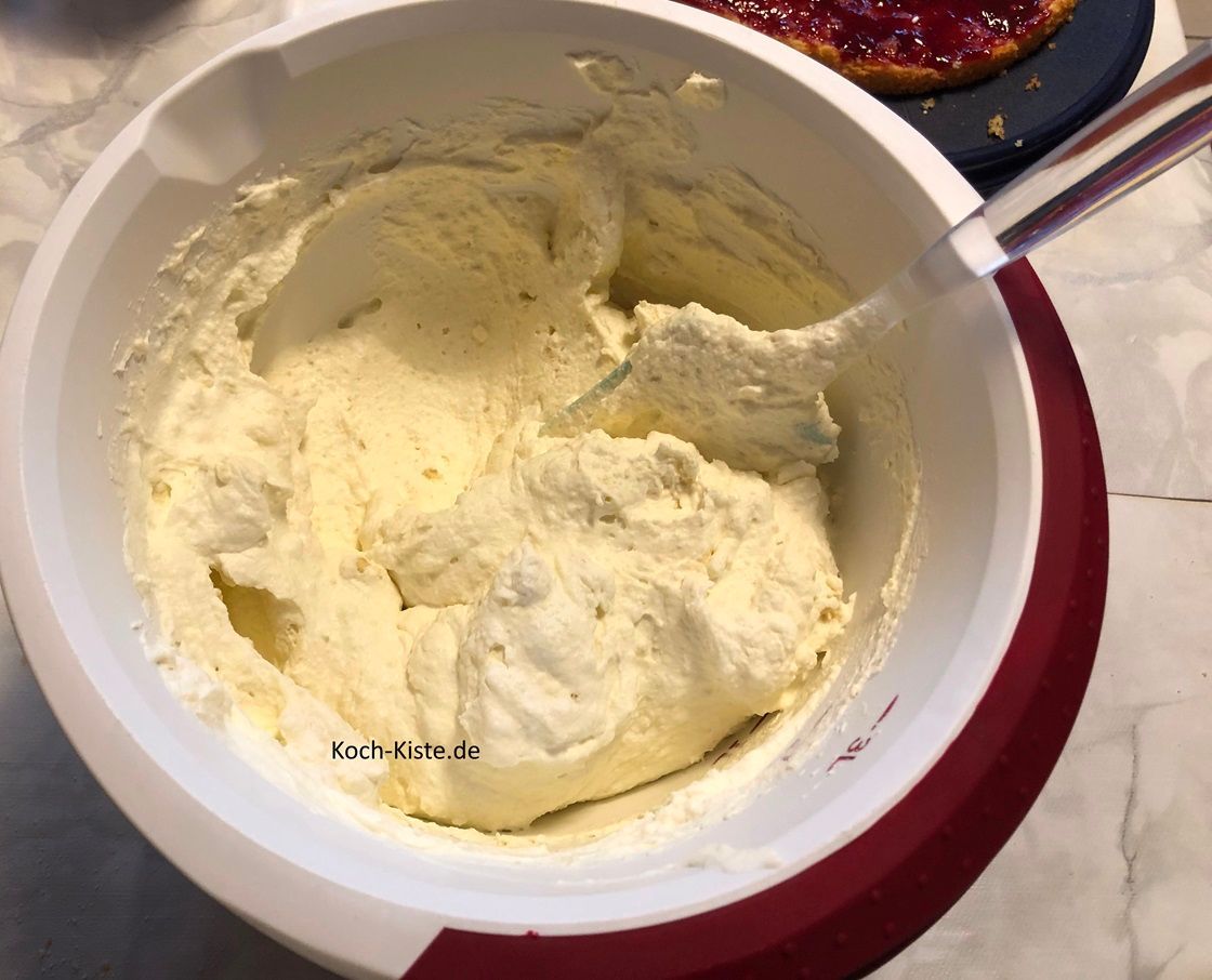 fülle die Sahne mit einem Teiglöffel in die Rührschüssel. Dann gebe 200 g blanchierte, gemahleme Mandeln hinzu und hebe sie unter.