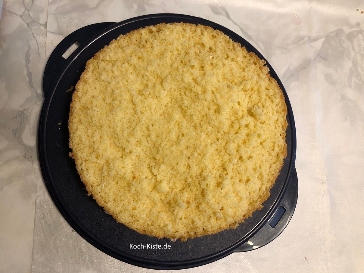 nun hebe vorsichtig den mittleren Teil des Bisquittboden oben auf