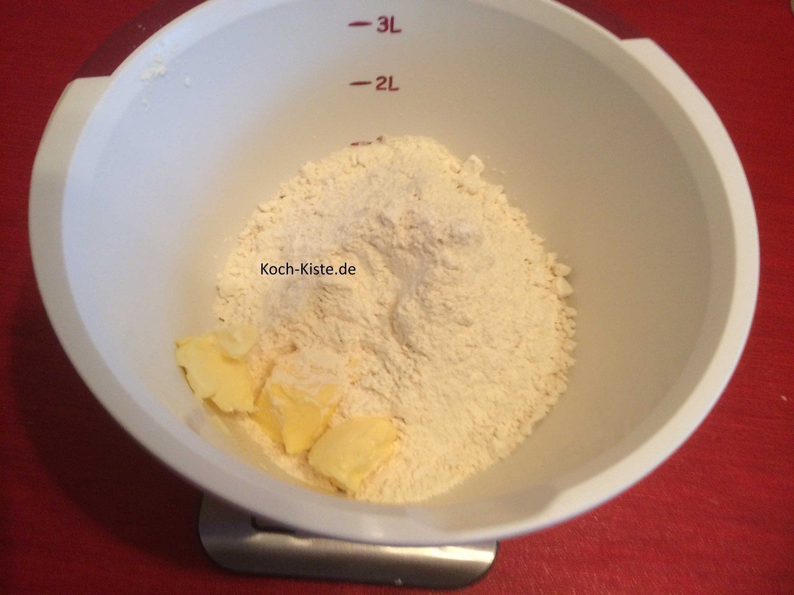 Zuaten in eine Rührschüssel geben