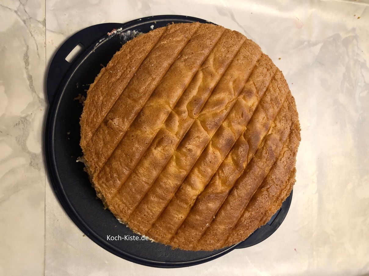 Dann darf der obere Teil des Bisquittbodens oben auf