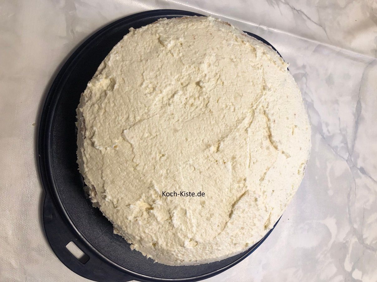 die 1/2 der restlichen Sahne wird oben auf verteilt