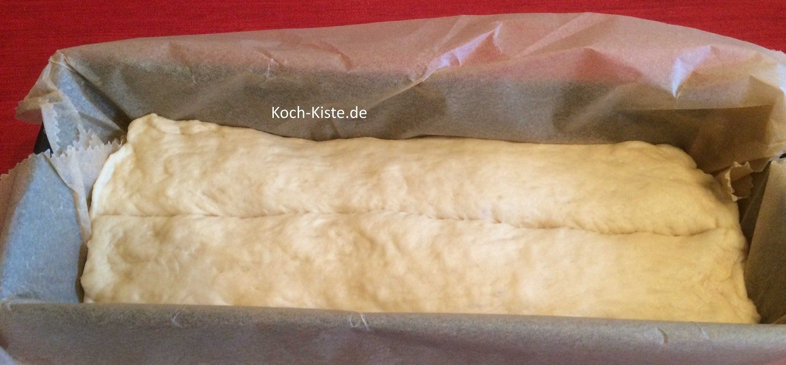 Teig in eine Kastenform geben und einschneiden