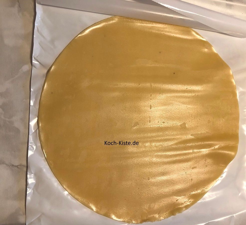 rolle die Marzipandecke auseinander