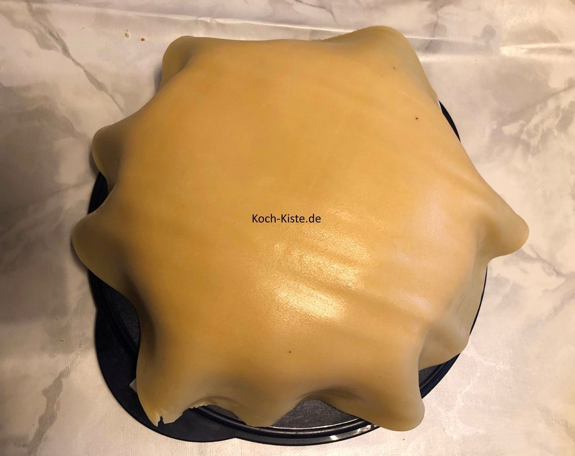 und lege sie oben auf die Torte