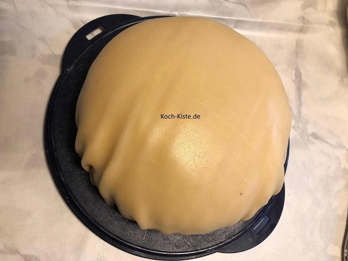 und schneide die überstehende Marzipanmasse ab