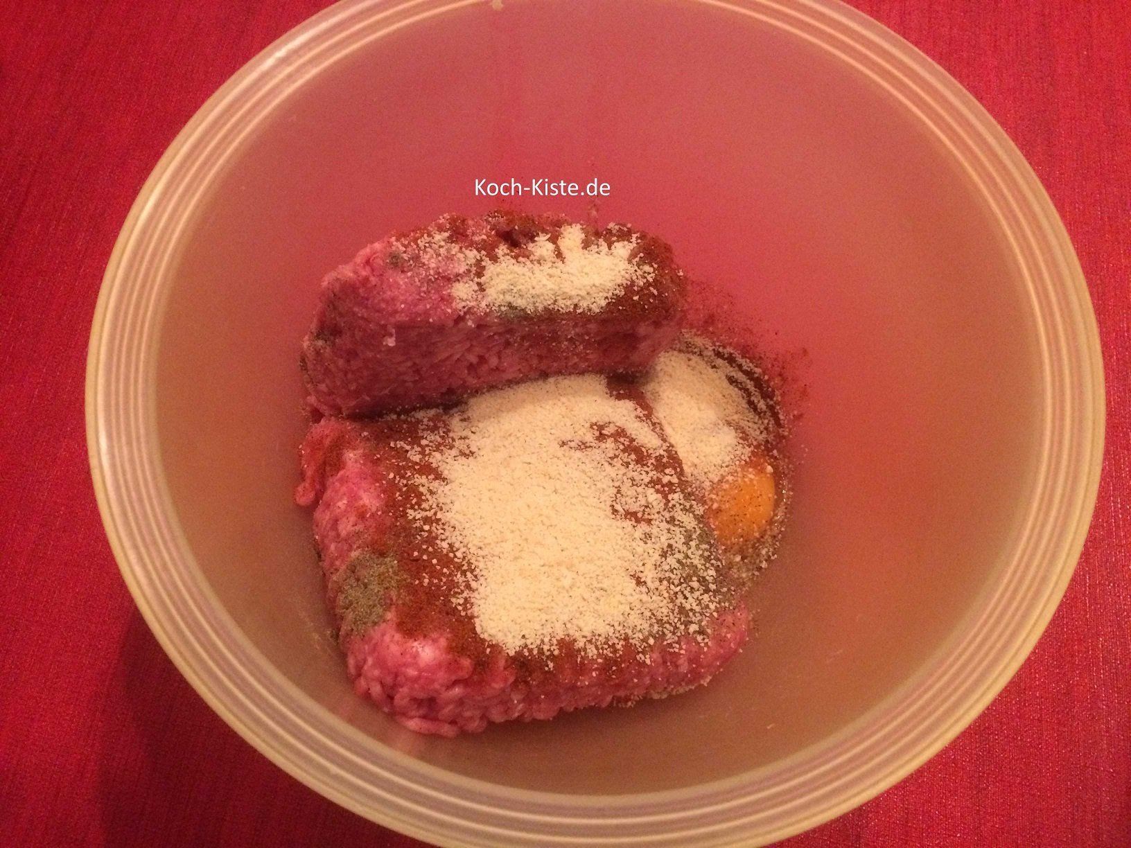 Zutaten für die Hackmischung in eine Schüssel geben