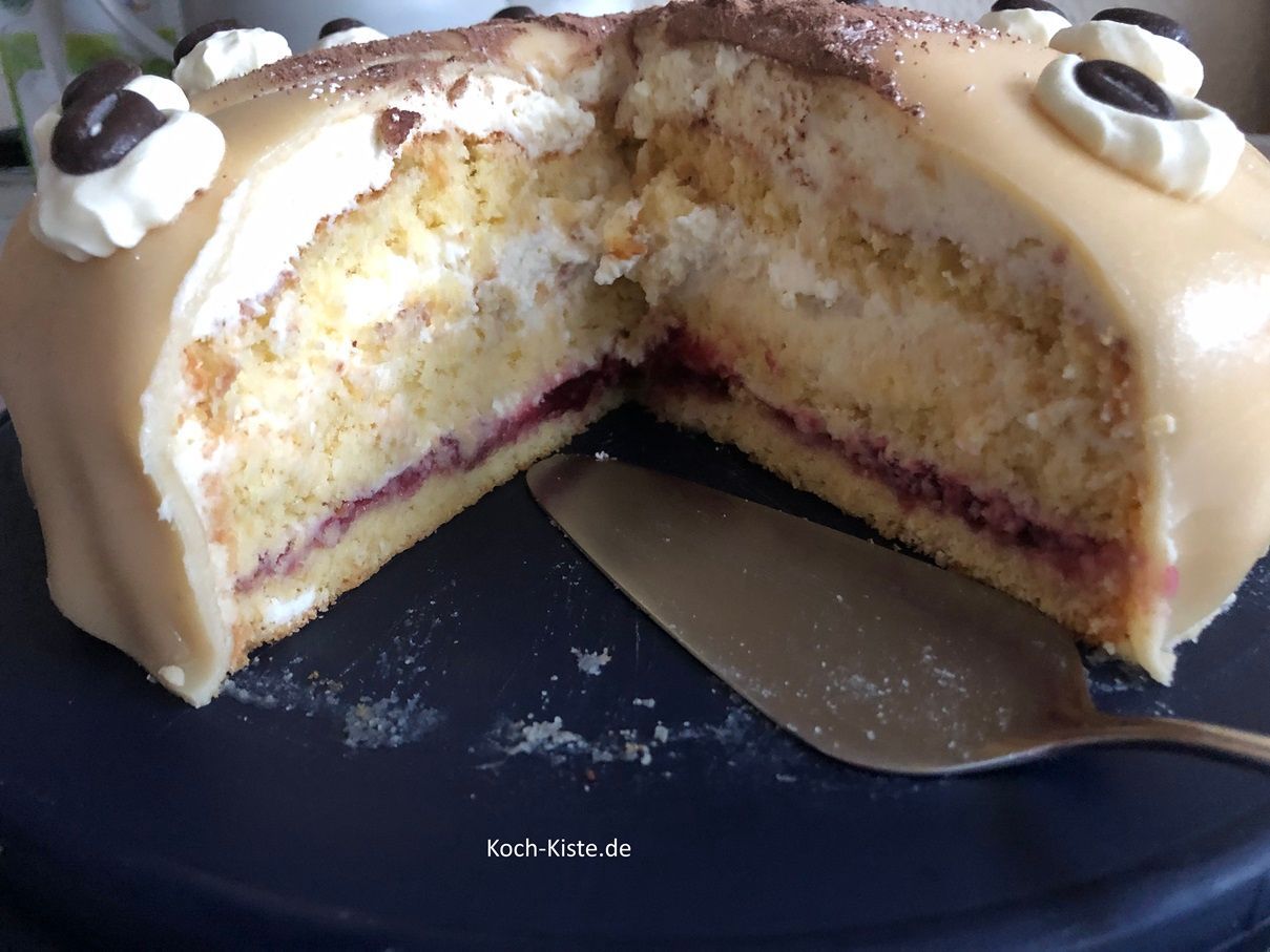 Mandel Marzipan Torte angeschnitten