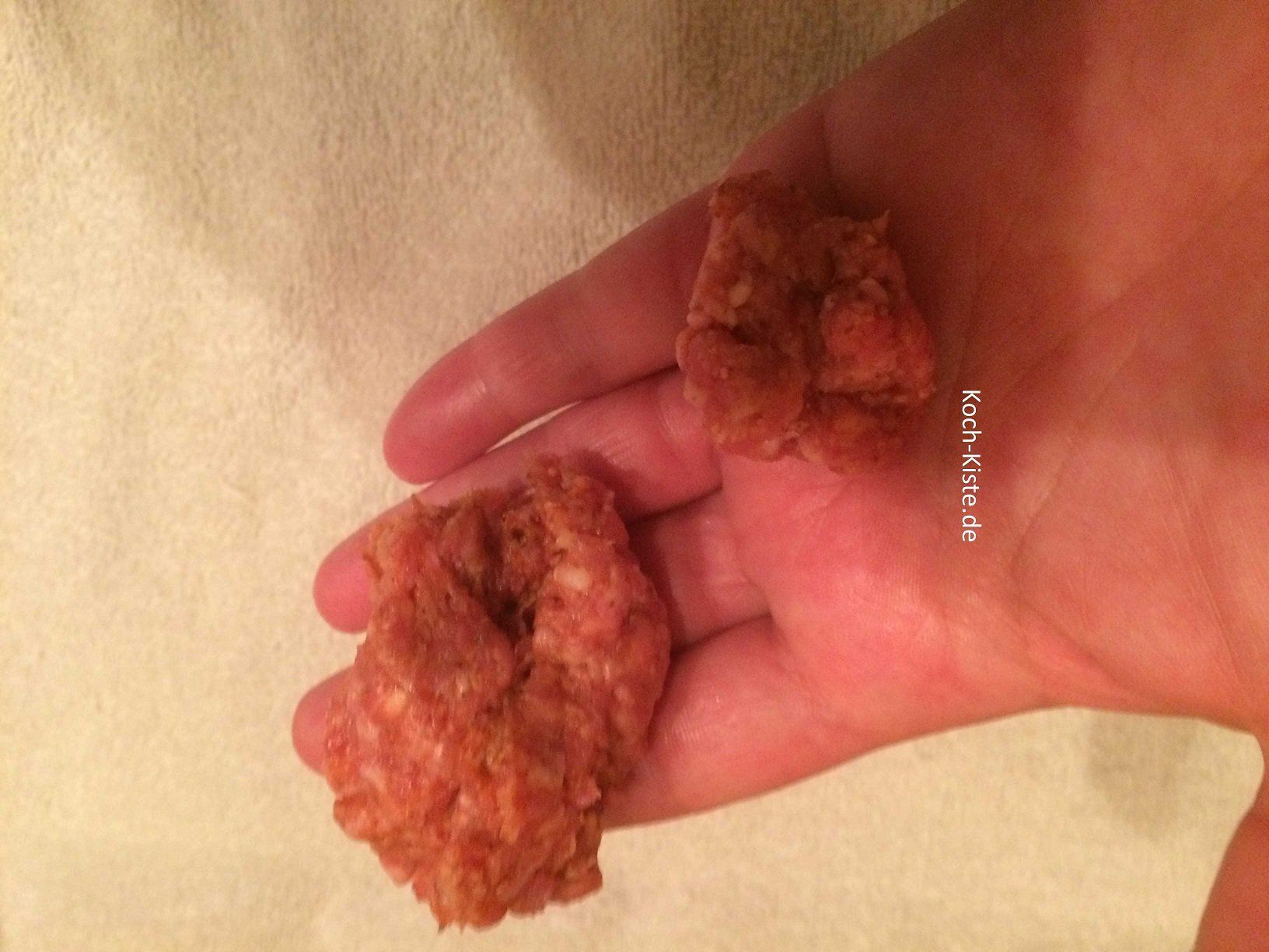 etwas Hackteig in die Handfläche geben