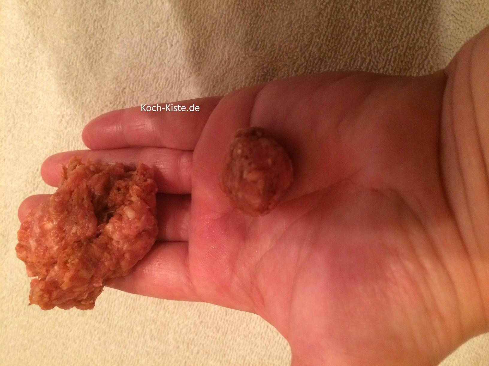 aus dem Hackteig eine kleine Klösschen formen