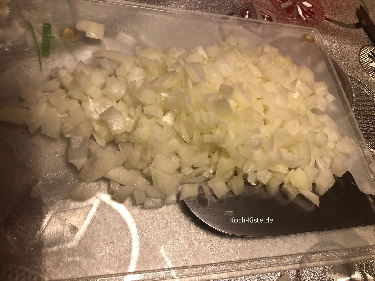 nun kannst Du die Zwiebelscheiben in Streifen und dann in kleine Stücke schneiden