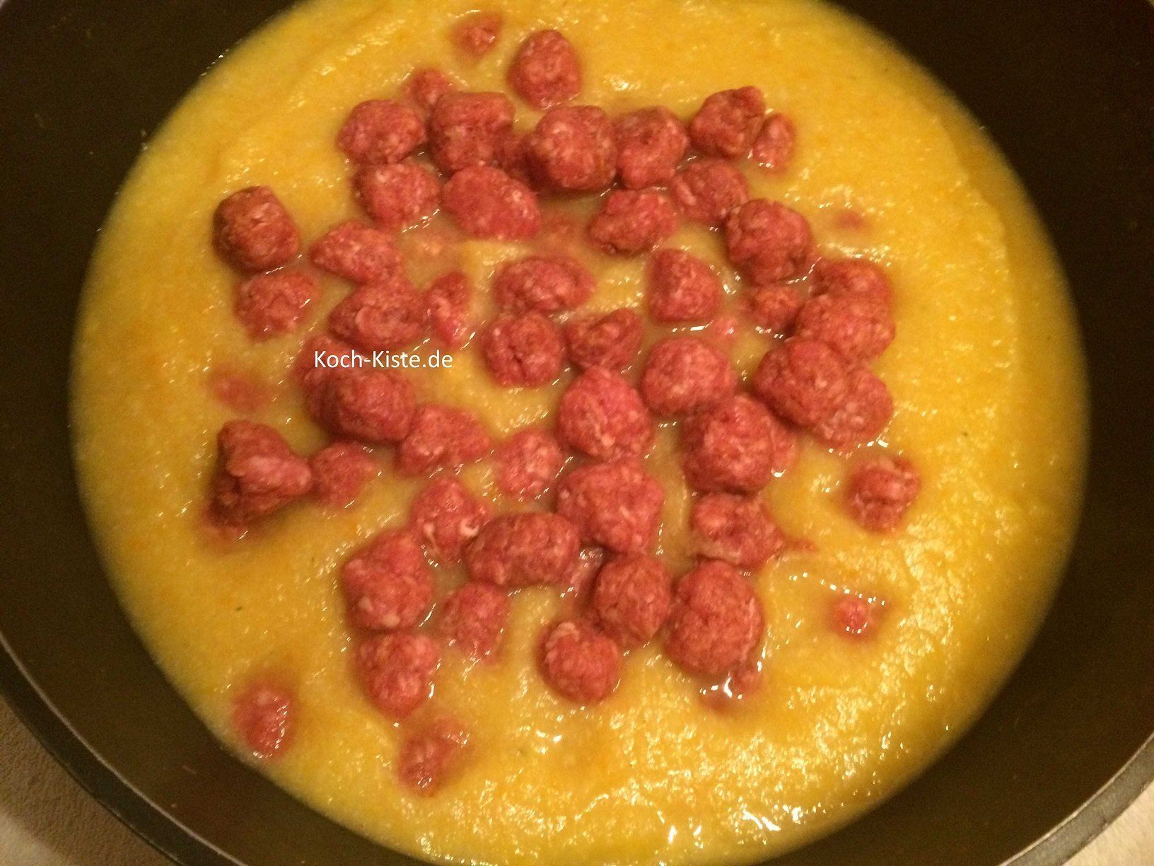 Hackklößchen zugeben und unter rühren