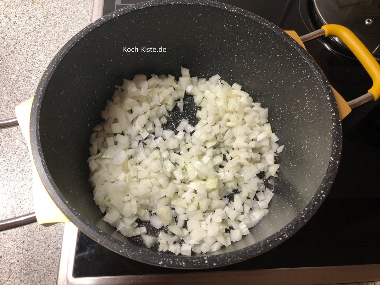 gebe die Zwiebelwürfel in den Kochtopf und brate sie glasig an