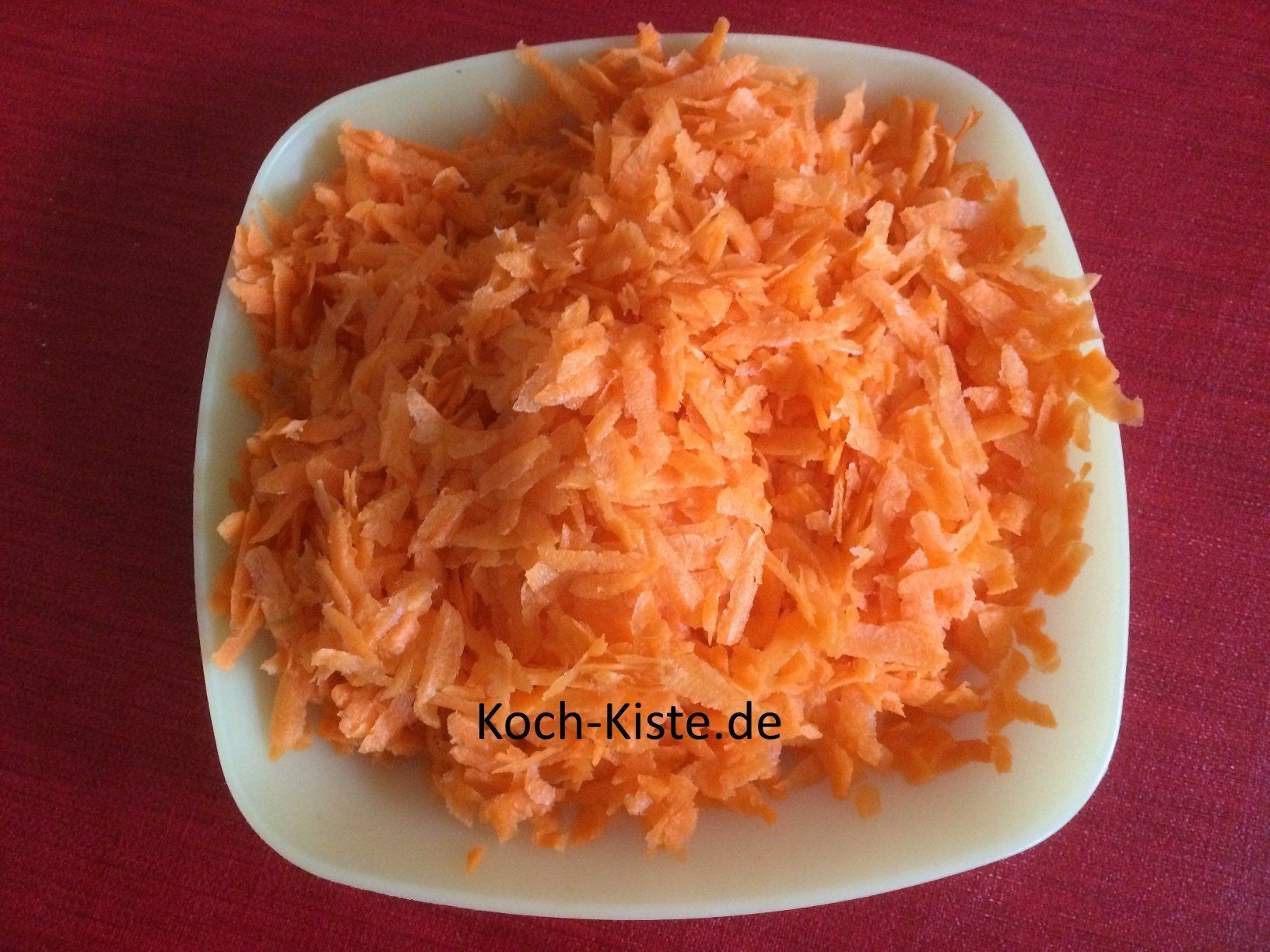 Wurzeln schälen, abspülen und klein raspeln