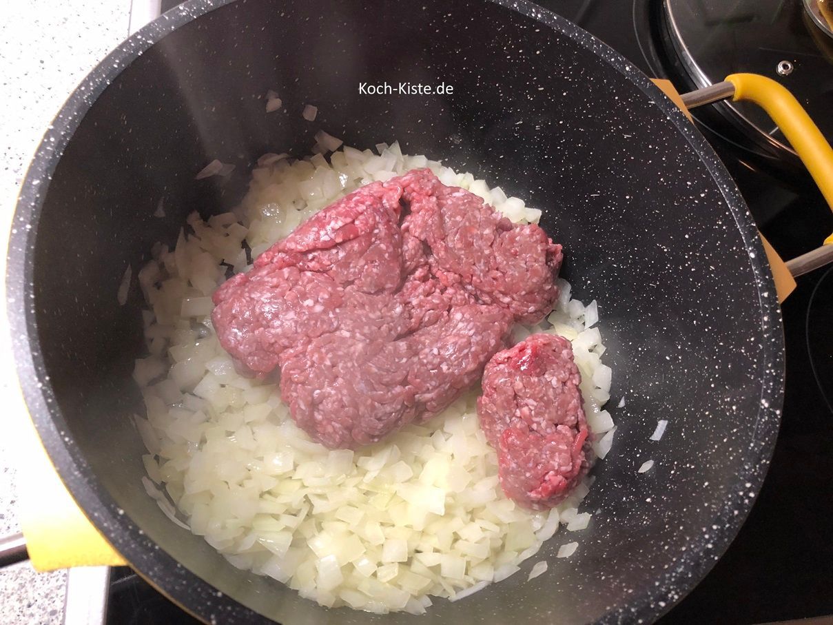 dann kommt das Hackfleisch mit in den Topf