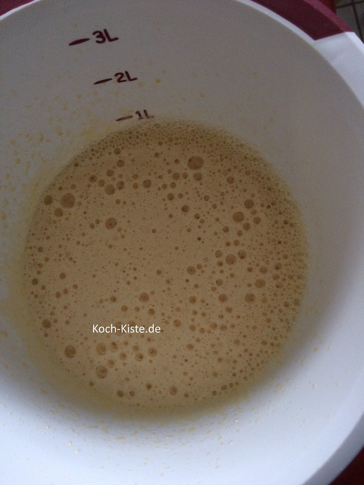 Eigelb, Wasser und Ahornsirup schaumig schlagen