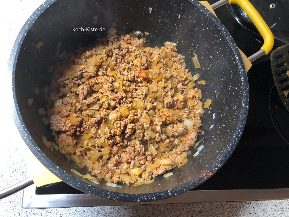 brate das Hackfleisch krümelig