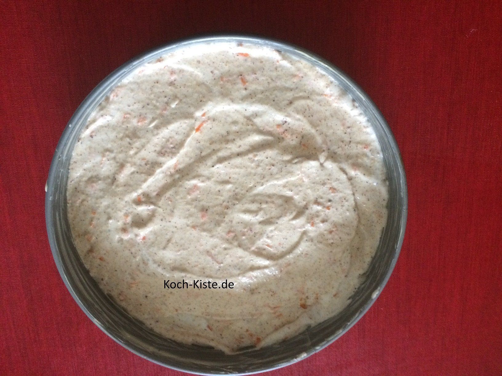 Teig in die Springform füllen und glatt streichen