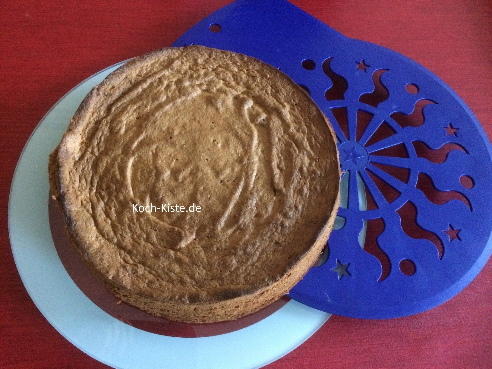 mit Hilfe vom Tortenheberblech den Wurzel Kuchen auf eine Tortenplatte geben