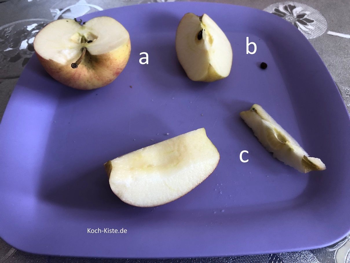 a) halbiere den Apfel b) viertel ihn und c) schneide das Kerngehäuse raus