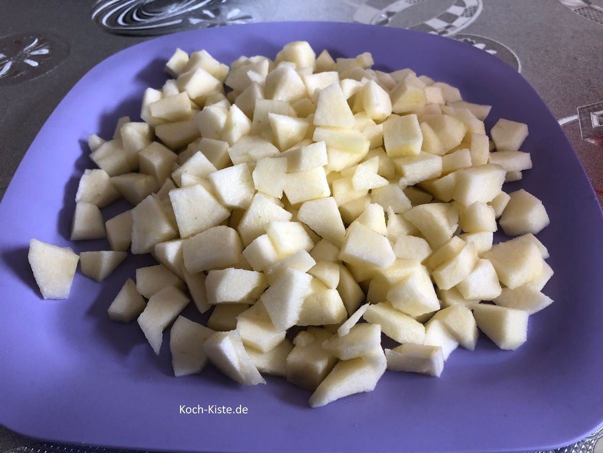 gebe die Apfelstücke in eine Schale
