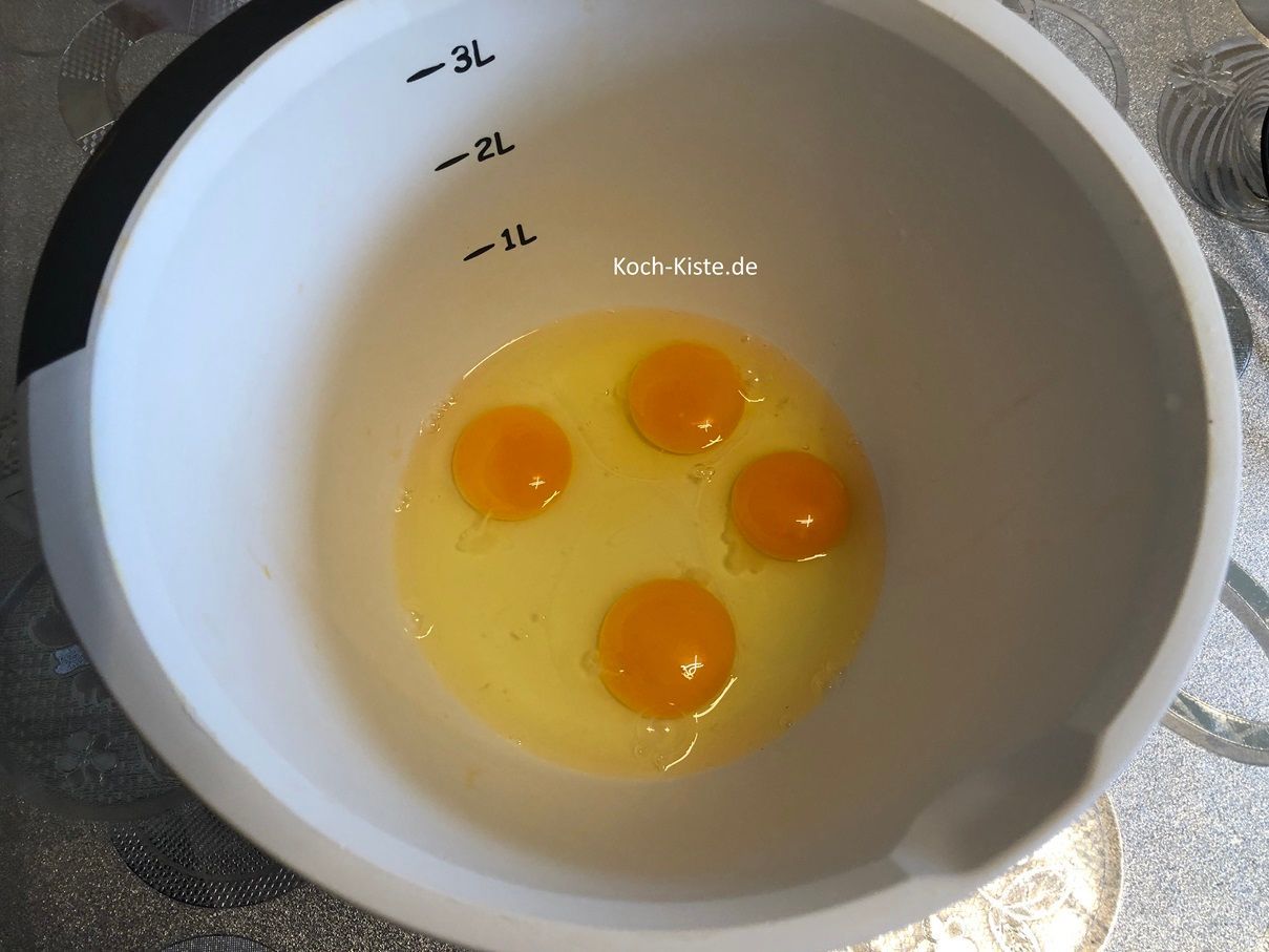 gebe 4 Eier in die Rührschüssel
