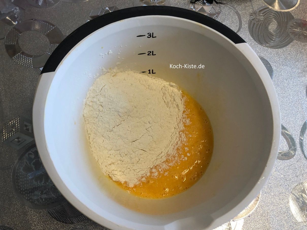 dann stelle die Rührschüssel auf die Küchenwaage auf 0 und wiege 300 g Dinkelmehl hinein