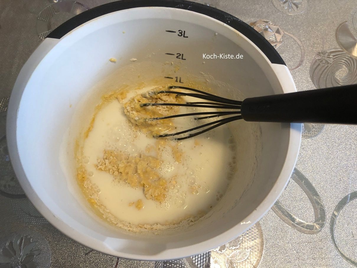 dann gieße die 250 ml Milch hinzu