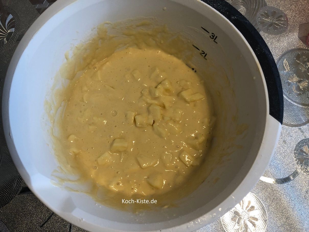 nun schütte die Apfelstücke mit in die Rührschüssel und rühre sie kurz unter