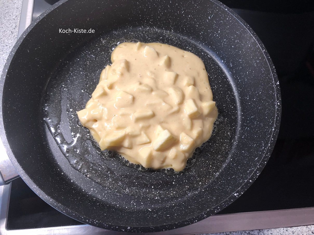 dann kommt 1 Suppenkelle Teig in die Pfanne. Lasse den Pfannkuchen ca. 3 Minuten backen bis die Teigränder nicht mehr glänzen / etwas fest werden