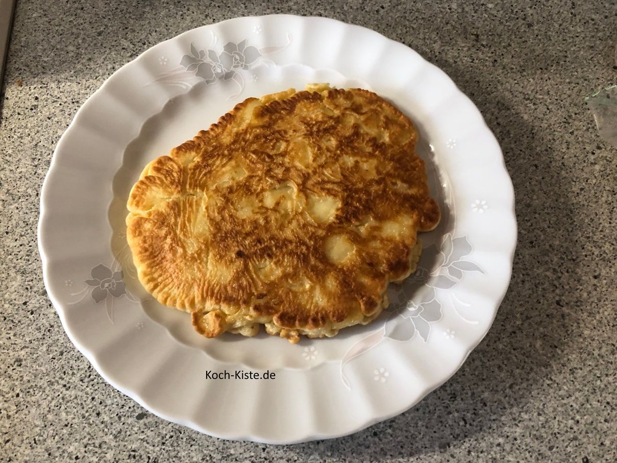 hebe mit dem Pfannenwender den fertigen Apfelpfannkuchen auf einen Essteller
