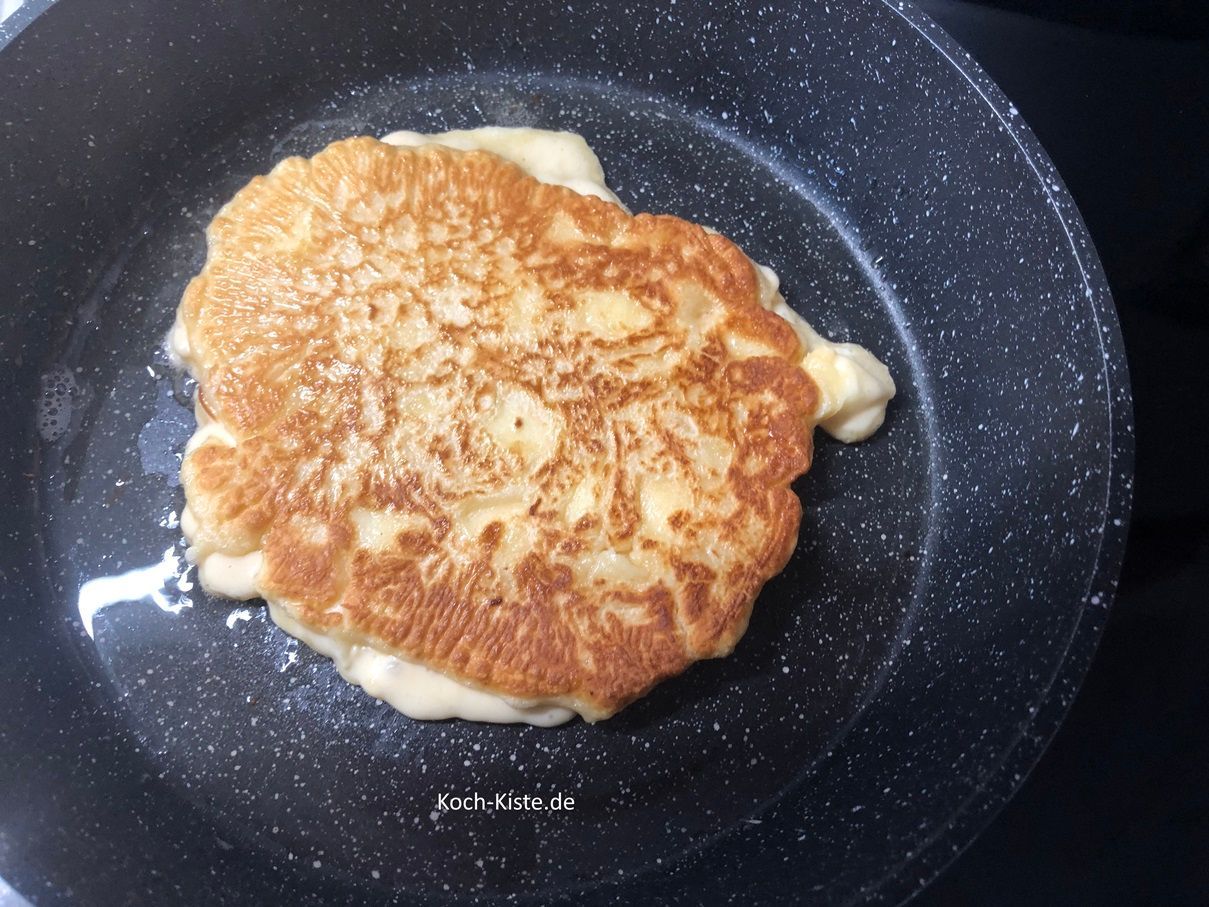 drücke mit dem Pfannenwender oben auf den Pfannkuchen, so dass eventuell noch flüssiger Teig heraus gedrückt wird