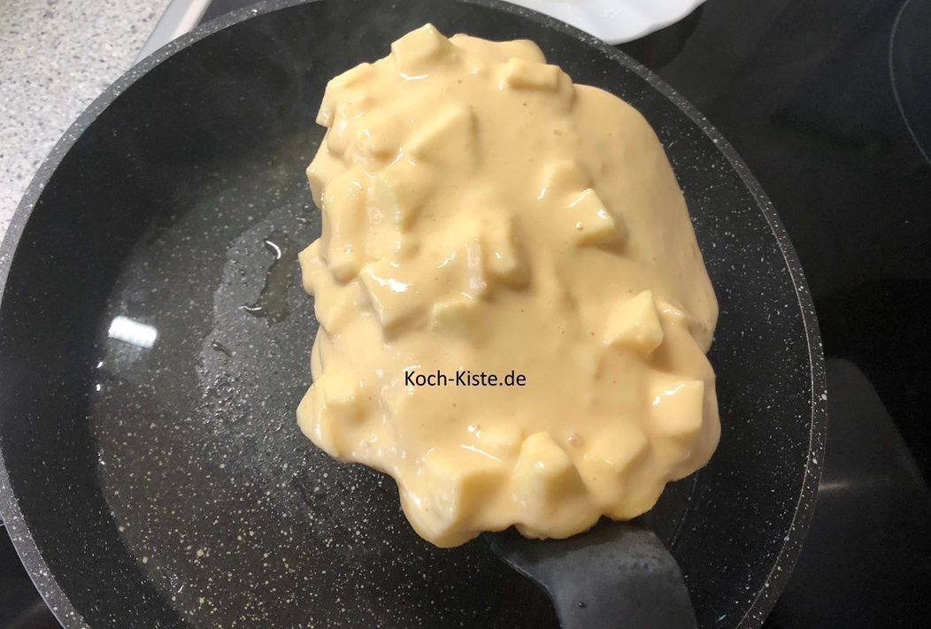 schiebe den Pfannenwender unter den Pfannkuchen, hebe ihn etwas an und wende den Pfannkuchen auf die andere Seite.