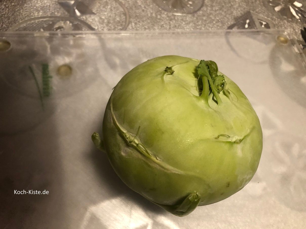 beginne damit vom Kohlrabi oben die Blätter zu entfernen