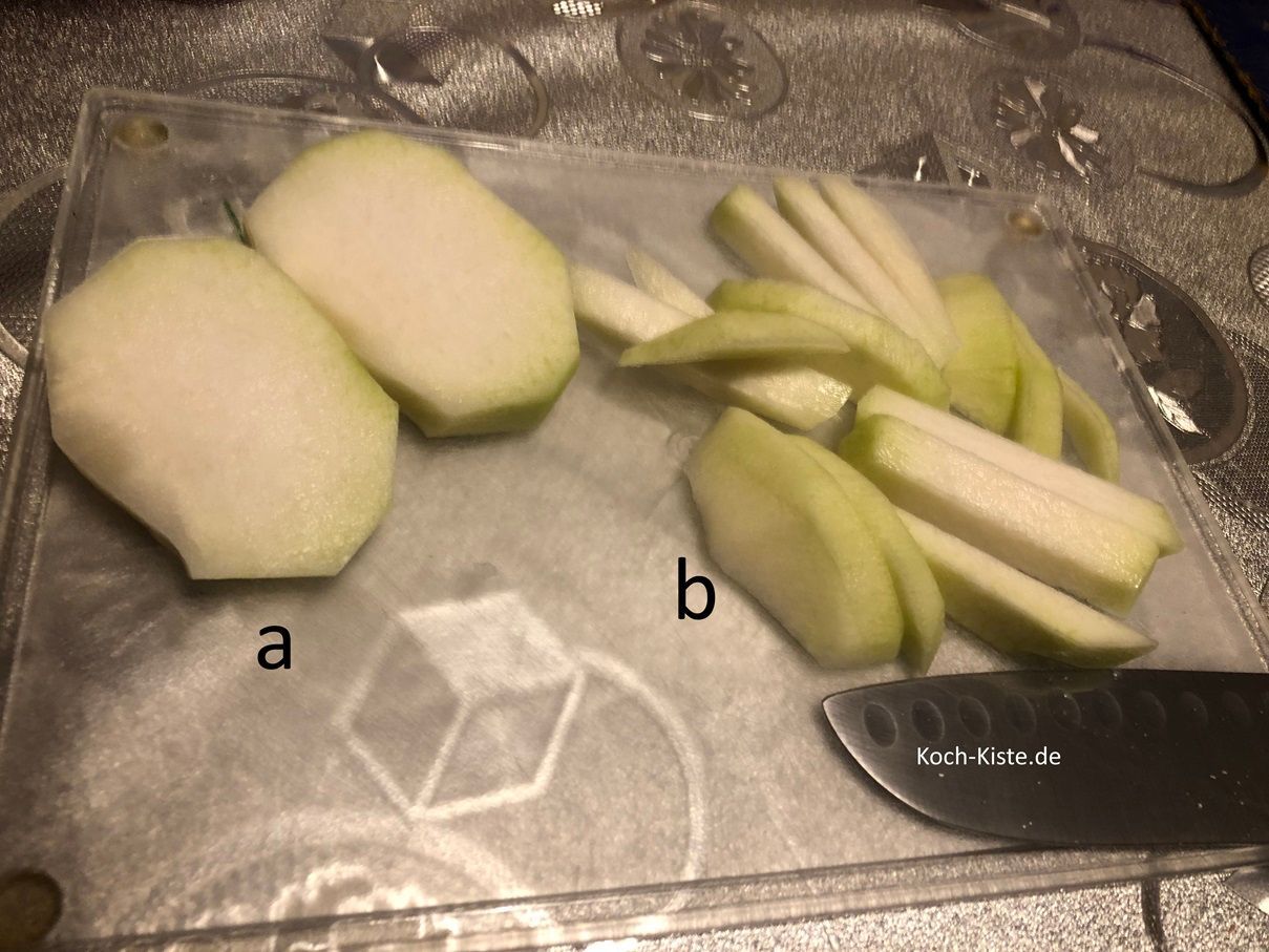 nun kannst Du den Kohlrabi erst in Scheiben und dann in Streifen schneiden