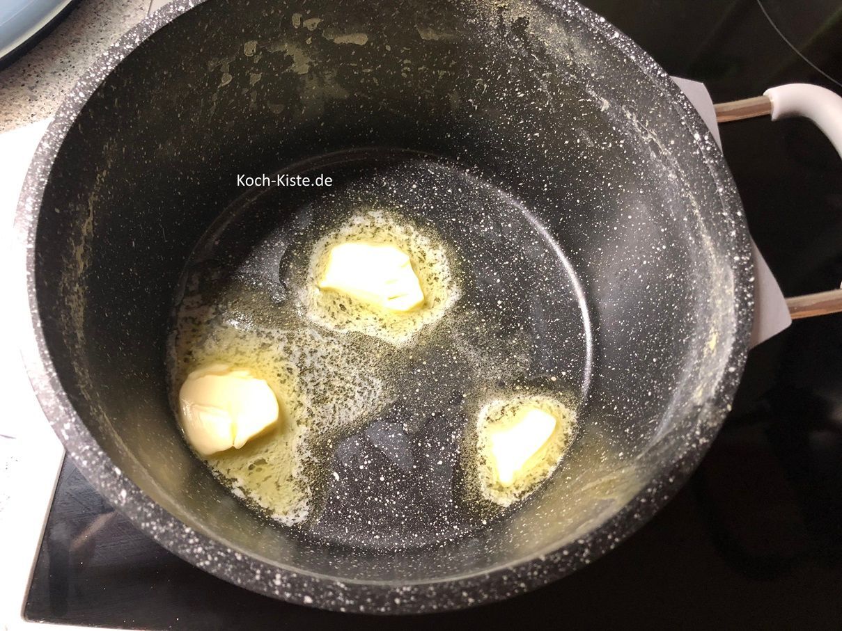 jetzt gebe 3 Teelöffel Butter in den Kohlrabitopf und lasse sie schmelzen