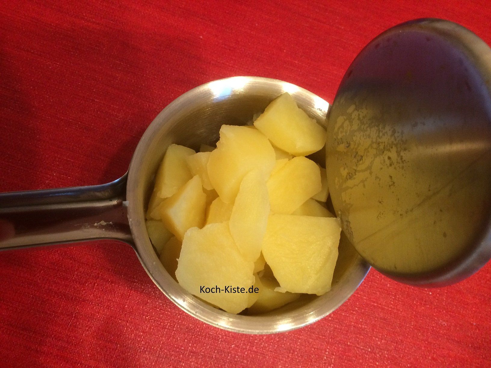 Kartoffeln in die Kartoffelpresse geben