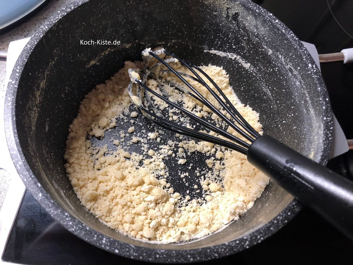 verrühre mit dem Schnebesen alles zu Krümeln, es soll kein Mehl mehr zu sehen sein