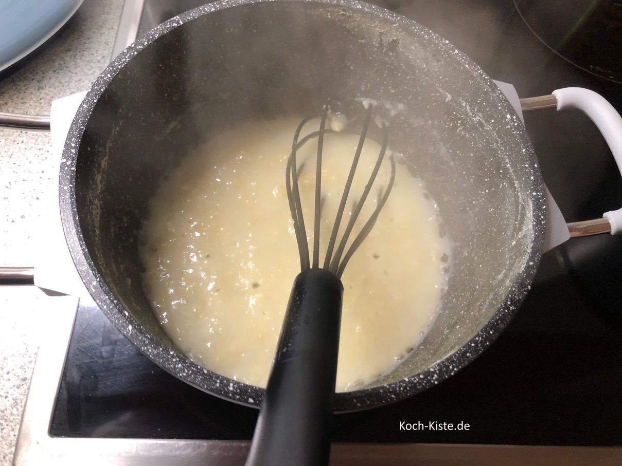 nun gieße unter ständigem, schnellen rühren die Mich hinzu. Es sollen keine Klümpchen bleiben.