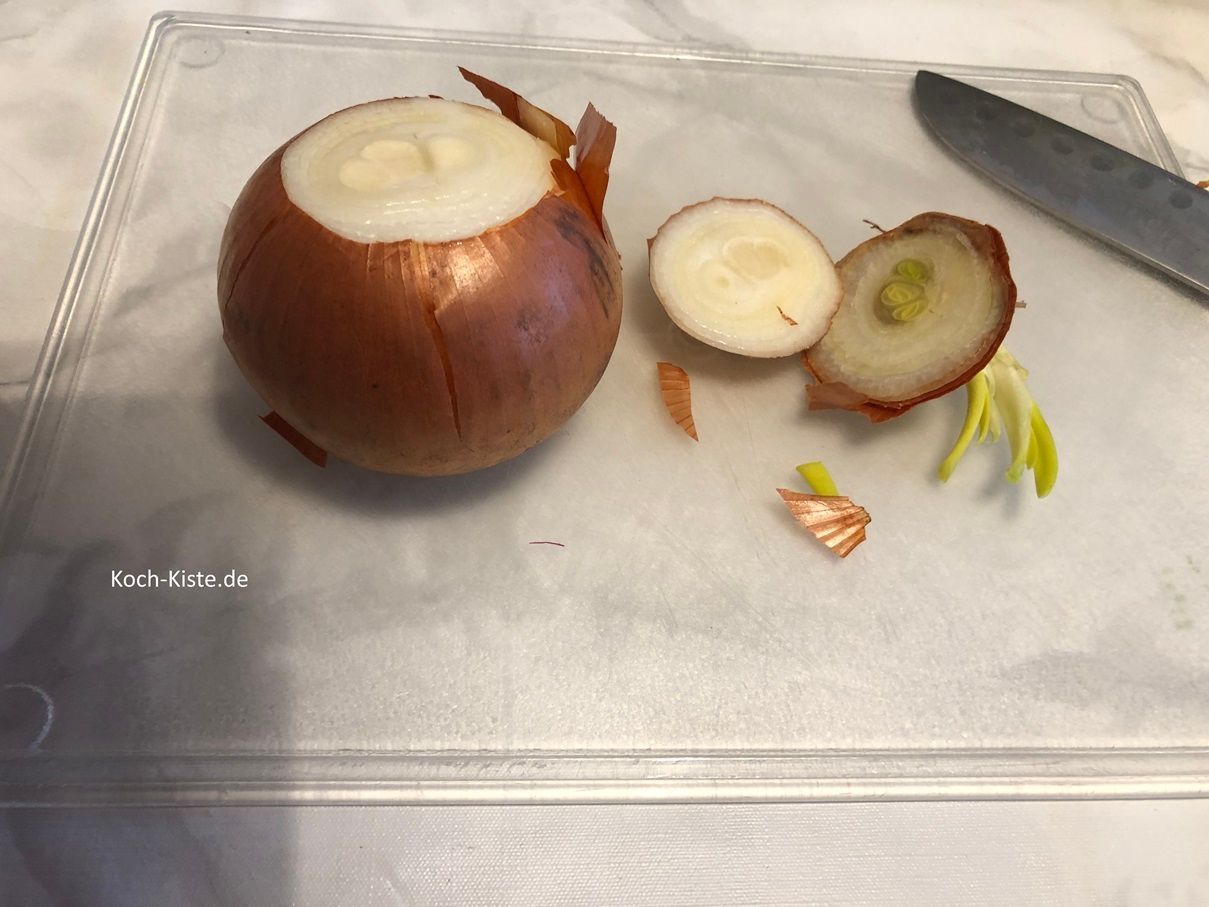 beginne damit die Gemüsezwiebel auf das Schneidebrett zu legen und oben und unten ein kleines Stück abzuschneiden
