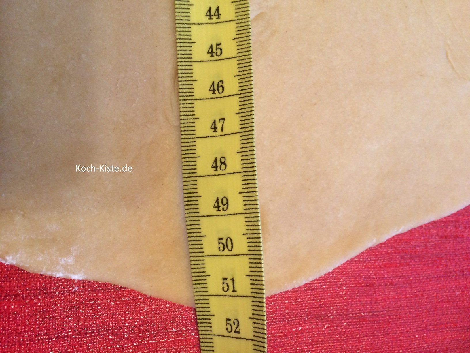 Teig ca. 50 cm lang ausrollen