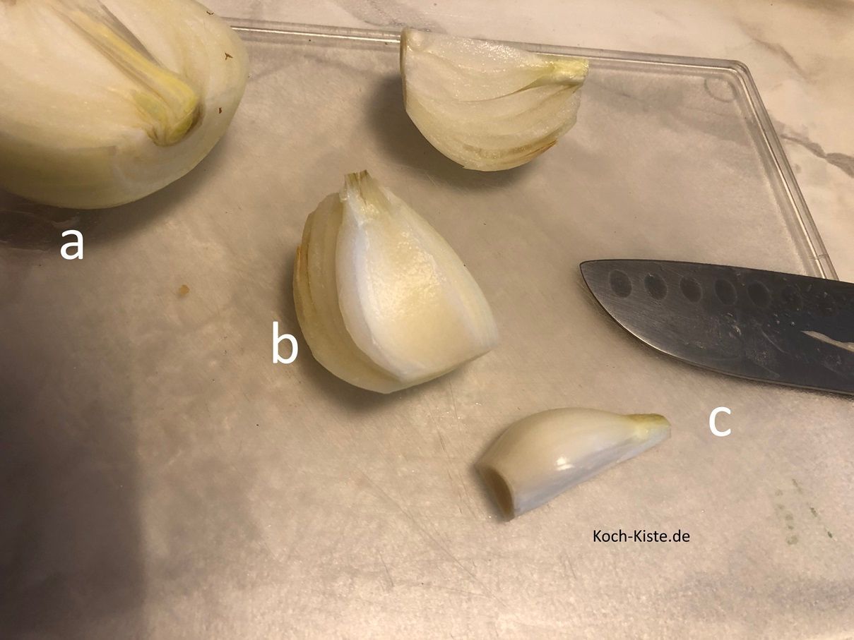 jetzt halbierst Du die Gemüsezwiebel ( a), viertels sie (b) und nimmst den Zwiebelkern heraus ( c)