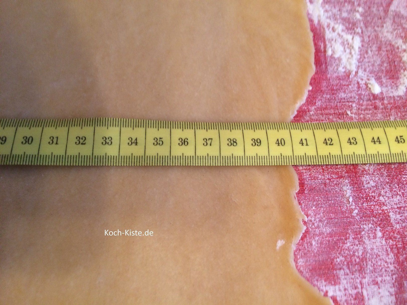 Teig ca. 40 cm breit ausrollen