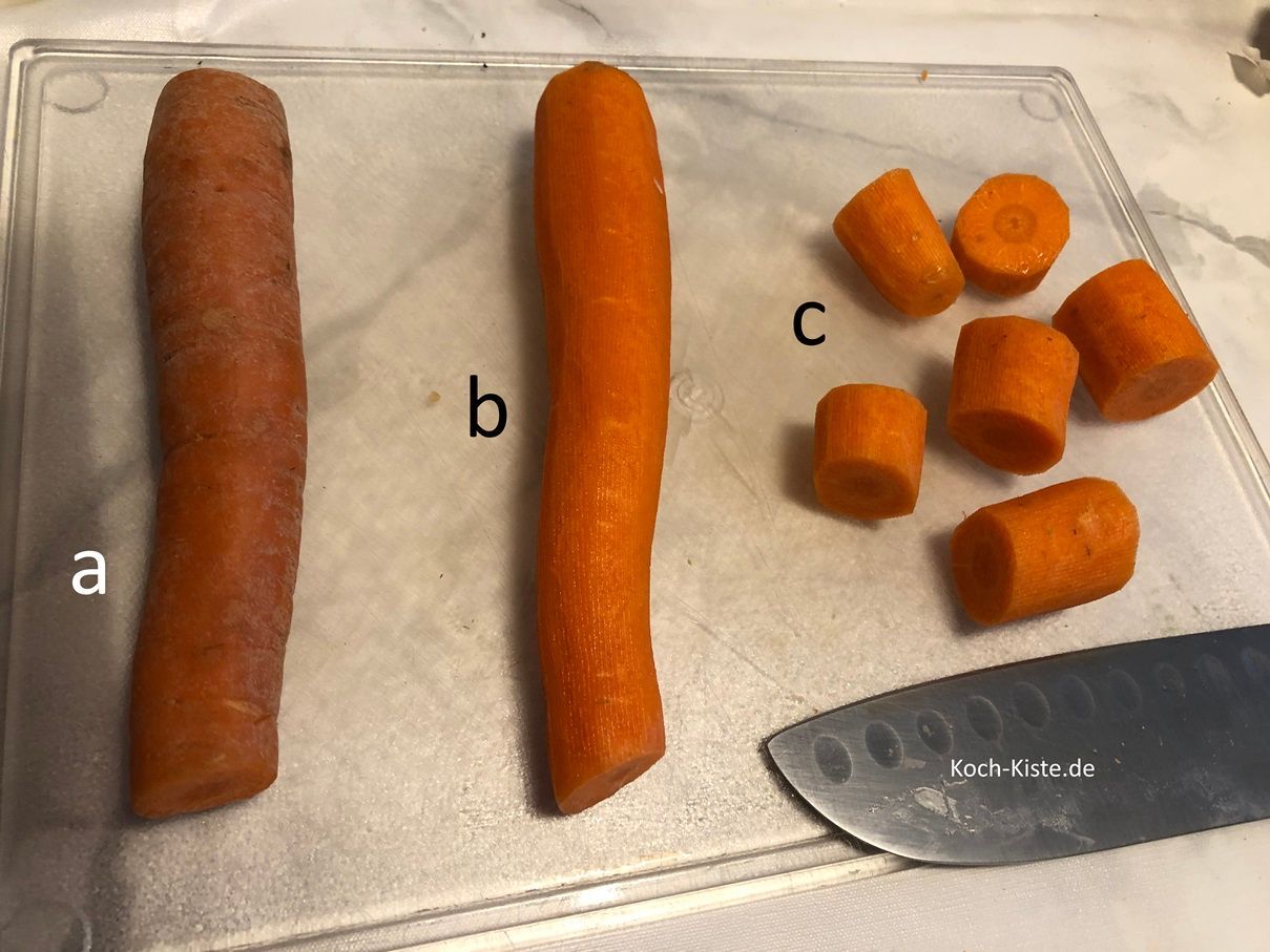 lege die Wurzeln nacheinander auf das Schneidebrett und schneide oben und unten ein Stück ab (a), schäle sie mit dem Sparschäer (b) und schneide sie in Stücke (c)