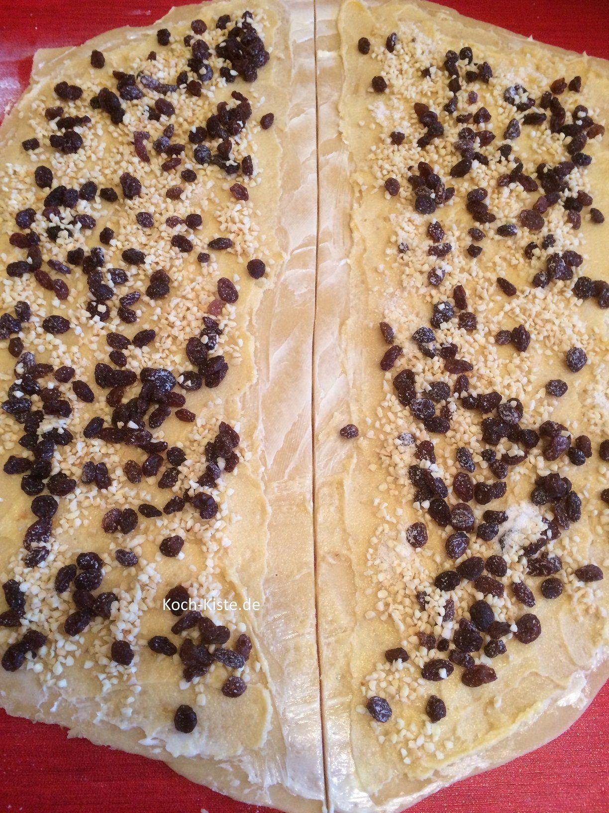 Mandel-Rosinenmischung auf den Teig geben